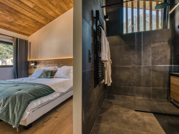 Chalet Cyra, Contemporary Alpine Retreat with Panoramic Mont Blanc Views & Outdoor Jacuzzi