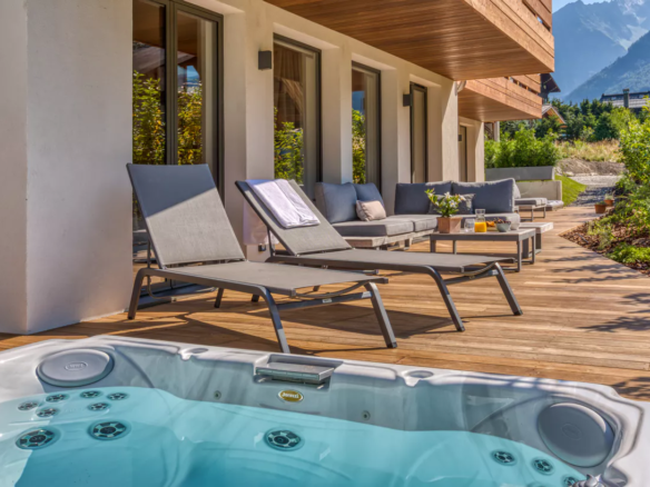 Chalet Cyra, Contemporary Alpine Retreat with Panoramic Mont Blanc Views & Outdoor Jacuzzi