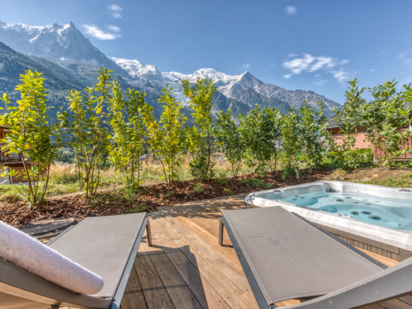 Chalet Cyra, Contemporary Alpine Retreat with Panoramic Mont Blanc Views & Outdoor Jacuzzi