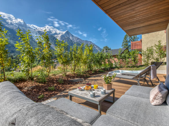 Chalet Cyra, Contemporary Alpine Retreat with Panoramic Mont Blanc Views & Outdoor Jacuzzi