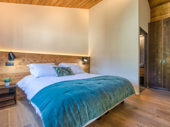 Chalet Cyra, Contemporary Alpine Retreat with Panoramic Mont Blanc Views & Outdoor Jacuzzi