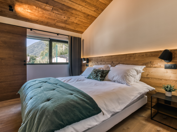 Chalet Cyra, Contemporary Alpine Retreat with Panoramic Mont Blanc Views & Outdoor Jacuzzi