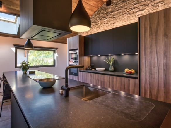 Chalet Cyra, Contemporary Alpine Retreat with Panoramic Mont Blanc Views & Outdoor Jacuzzi