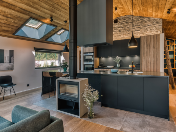 Chalet Cyra, Contemporary Alpine Retreat with Panoramic Mont Blanc Views & Outdoor Jacuzzi