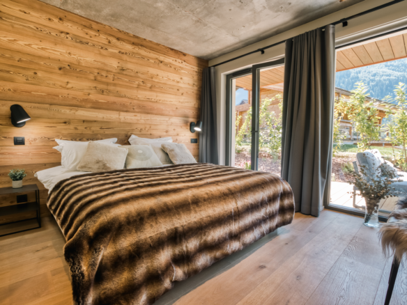 Chalet Cyra, Contemporary Alpine Retreat with Panoramic Mont Blanc Views & Outdoor Jacuzzi