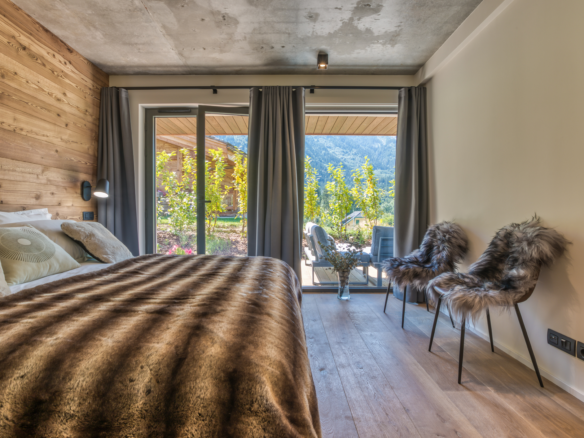 Chalet Cyra, Contemporary Alpine Retreat with Panoramic Mont Blanc Views & Outdoor Jacuzzi