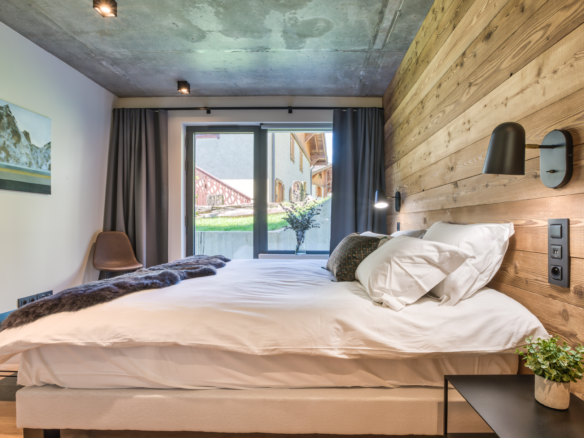 Chalet Cyra, Contemporary Alpine Retreat with Panoramic Mont Blanc Views & Outdoor Jacuzzi