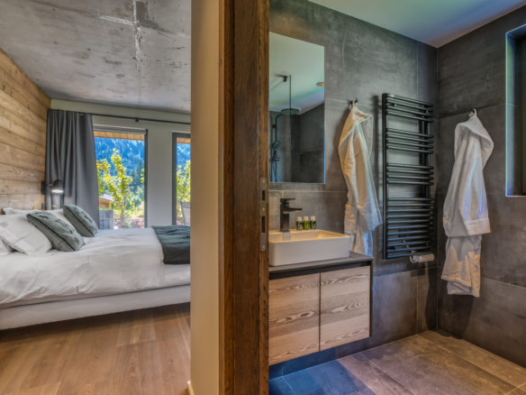 Chalet Cyra, Contemporary Alpine Retreat with Panoramic Mont Blanc Views & Outdoor Jacuzzi