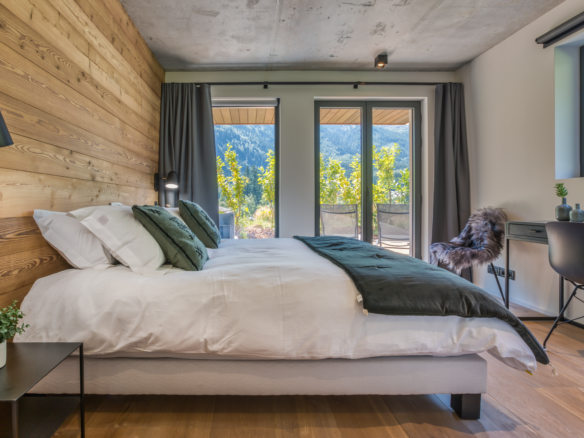 Chalet Cyra, Contemporary Alpine Retreat with Panoramic Mont Blanc Views & Outdoor Jacuzzi