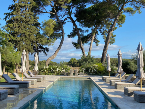Mas des Oliviers: sumptuous 16th-century estate with swimming pool in Languedoc